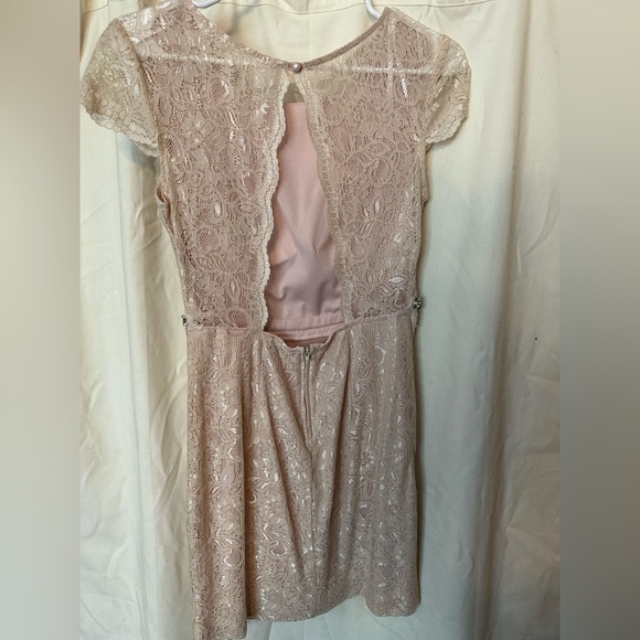 Backless pink lace dress - Picture 2 of 3